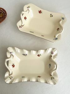 Assiettes petites fleurs fraîches Simple crème Beige Double poignée disque céramique dessin binaural assiette dorée Platos plats