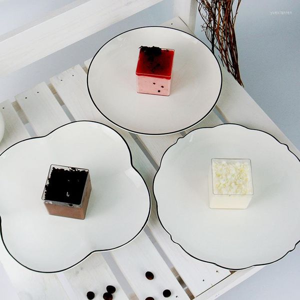 Assiettes nordique noir et blanc Design Simple dîner assiette en céramique disque trèfle fournitures de cuisson Snack four à micro-ondes non disponible