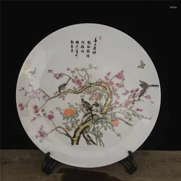 Assiettes sur une plaque d'art de la fleur de prune chinoise signifie un style de style de style heureux.