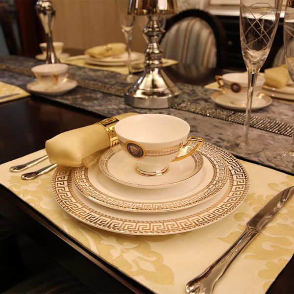 Assiettes, service de table, couverts de table en céramique dorée, services de luxe complets