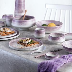 Borden eenvoudige westerse keramische kom bord huishoudelijk tafelgerei soep salade dessert paarse bestek dinerbeker lepel vaas