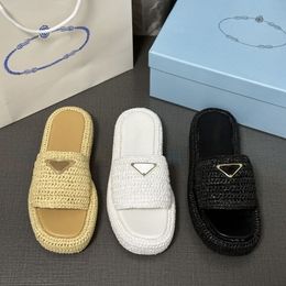 Platformontwerper dames sandalen mode rattan geweven metalen driehoek label slippers zomer strandschoenen b22 flip-flops