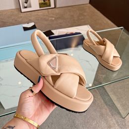 Designer Plate-forme Sandales En Cuir De Vachette Triangle Femmes Sandles Chaussures D'été Blanc Noir Sling Back Muffin Sandales Avec Boîte