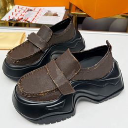 Platform Loafer reinventa la zapatilla de deporte de culto como un mocasín. Parte superior en piel de becerro esmaltada. Suela ondulada de caucho negro. Fashion Loafers