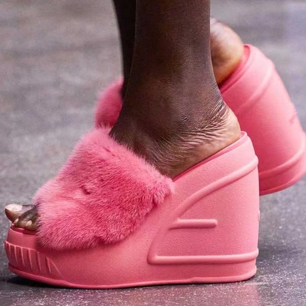 Zapatillas de pelo de visón de raíz con pendiente de plataforma Zapatillas de piel de mulas con tacón de mujer con cuero Sandalias de cena de moda sexy Zapatos de tacón alto con punta abierta de diseñador de lujo Zapatos de fábrica