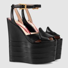 Sandali con zeppa con plateau cinturino alla caviglia in vera pelle tacco grosso tacco largo scarpa aperta in punta scarpa da donna di lusso designer sandalo calzature di fabbrica