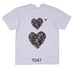 T-shirts pour hommes Mode Mens Play T Designer Red Heart Shirt Commes Casual Femmes Chemises Des Badge Garcons Haute Quanlity T-shirts Coton Broderie A6