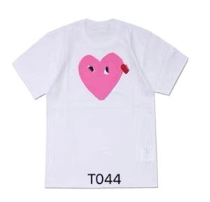 Play T-shirts pour hommes Mode Mens Play T Designer Red Heart Shirt Commes Casual Femmes Chemises Des Badge Garcons Haute Quanlity T-shirts Coton Broderie yk2