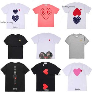 jouer des chemises comme 2024 Fashion Mens Play T-shirt Garcons Designer Comes Play T-shirt Polo Shirts Red Comes Heart Casual Womens Des Badge Graphic Tee 993 808