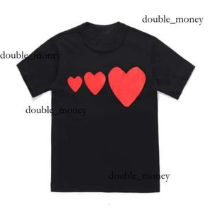 Jouer des chemises comses 2024 Fashion Mens Play T-shirt Garcons Designer Comes Play T-shirt Polo Shirts Red Comes Heart Casual Womens Des Badge Graphic Tee 113 651