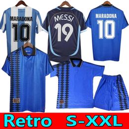 Joueur Fan 1994 Rétro Argentine Soccer Jerseys Hommes Enfants Kit Classique Maradona Vintage Football Shirt Messis 1986 98 2006 10 RIQUELME CRESPO TEVEZ ORTEGA BATISTUTA