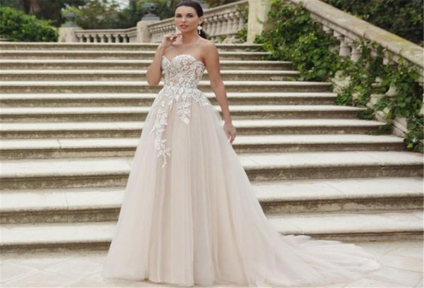 Corsage plissé et décolleté en cœur robe nuptiale mbroidered en dentelle appliques cascade sur des couches de robe de mariée superbe 9585844