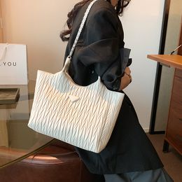 Sac fourre-tout à chaîne plissée pour femme - Nouvelle tendance 2023, sac à bandoulière polyvalent haut de gamme à une épaule, sac à main sous les bras en blanc