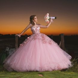 Pluffy rosa 3d flores quinceanera Vestidos de mangas cortas lentejuelas de lentejuelas de corsé princesa cumpleaños de baile de baile de baile dulce 16 vestido vestido de vx ano 2024