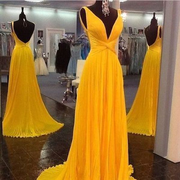 Robes de bal en mousseline de soie jaune longue au sol avec décolleté plongeant et train court sans manches