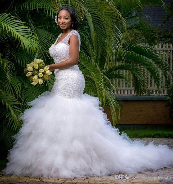 Vestidos de novia de estilo árabe de talla grande Capas de abalorios con cuello en V profundo Vestidos de novia de sirena Tren de la capilla con cordones en la espalda Vestidos de novia de playa