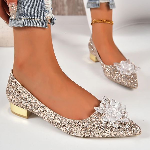 Grande taille 42 talons bas chaussures de mariage femmes luxe cristal fleur or chaussures de fête femme sans lacet pompes à talons épais 240129