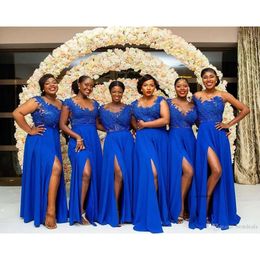 Plus size African bruidsmeisje Royal Blue Lace Appliqued Chiffon Floor Lengte Split Evening Toga's Custom Made Wedding Guest Jurken