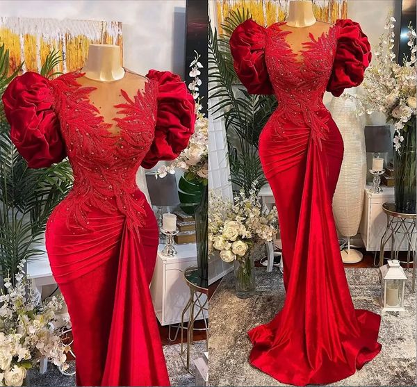 Tallas grandes Árabe Aso Ebi Sirena roja Encaje Vestidos de baile Fruncido Puffy Mangas cortas Con cuentas Cuello transparente Terciopelo Noche Vestidos de fiesta formales Segundo vestido de recepción