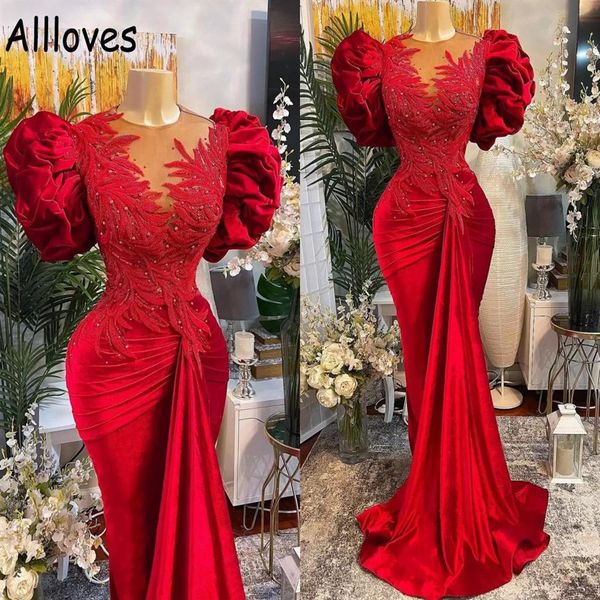 Plus La Taille Arabe Aso Ebi Rouge Sirène Dentelle Robes De Bal Froncé Puffy Manches Courtes Perlé Sheer Cou Velours Soirée Formelle Fête Go298I