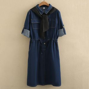 Robes de grande taille 2023 Automne Vêtements Femmes Denim Robe Lâche Enroulable Manches Châle Casual Cordon Taille Bleu Courbe Jean Une Pièce