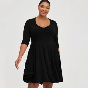 Robes de taille plus robe avec un décolleté en V et des manches de cinq quarts pour les femmes à la mode