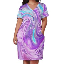 Robes de grande taille robe tourbillon liquide col en V bleu violet Art abstrait Vintage rue mode imprimé décontracté avec poches 4XLPlus