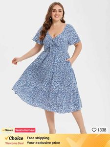 Robes de taille plus de taille plus de taille plus décontractée pour femmes décontractées d'été Nouveau imprimé floral nœud volant front ourlet robe midi pour la taille mincerante et robe florale y240510