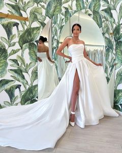Plus taille fabuleuse une ligne robes de mariée woen plis satin sans bretelles drapé de chapelle côté chapelle