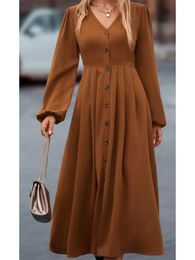 Plus taille High Street Style Womens Aline Long Robe Vneck Button Decoration Elegant Automne and Winter 240410