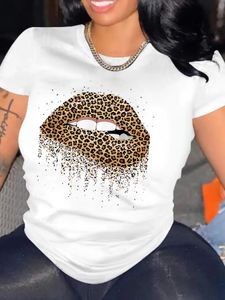 T-shirt graphique des lèvres de la taille plus