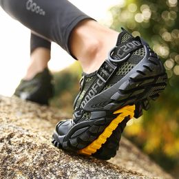 Taille plus de randonnées pour hommes en été creux d'eau pour les chaussures de marche extérieures 240510