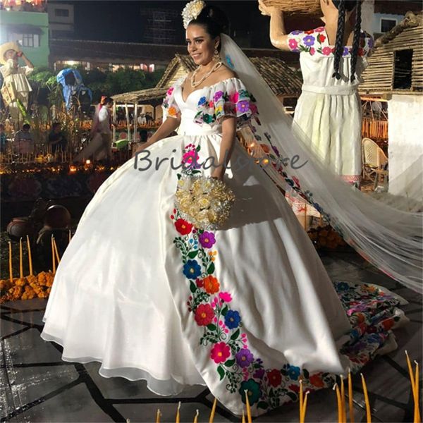 Robes de mariée mexicaines de grande taille 2024 épaules dénudées robe de bal robe de mariée traditionnelle brodée à manches courtes fantaisie médiévale gothique robe de mariée jardin de mariage