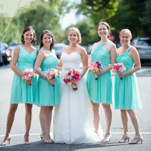 Plus maat mintgroen / turquoise korte knie lengte strandbruidsmeisjes jurken gedrapeerde bruidsmeisjesjurk op maat gemaakt voor bruiloftsfeestje