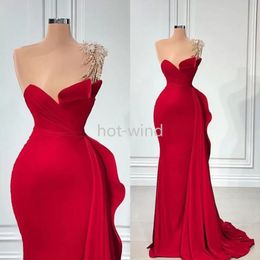 Plus Size One Shoulder Mermaid Sexy Prom Jurken Arabisch ASO EBI Red Beaded Crystals Satijnen Avond Formele Partij tweede receptie Bruidsmeisjesjurken