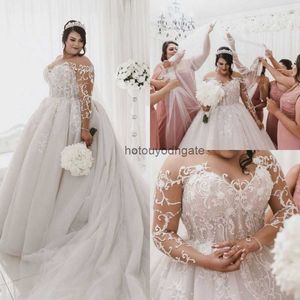 Robes de mariée de taille plus robes nuptiales en dentelle appliquée en tulle