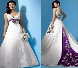 Robes de mariée blanches et violettes de grande taille longue une ligne taille empire col en V perles appliques satin balayage train robes de mariée personnalisées M8422192