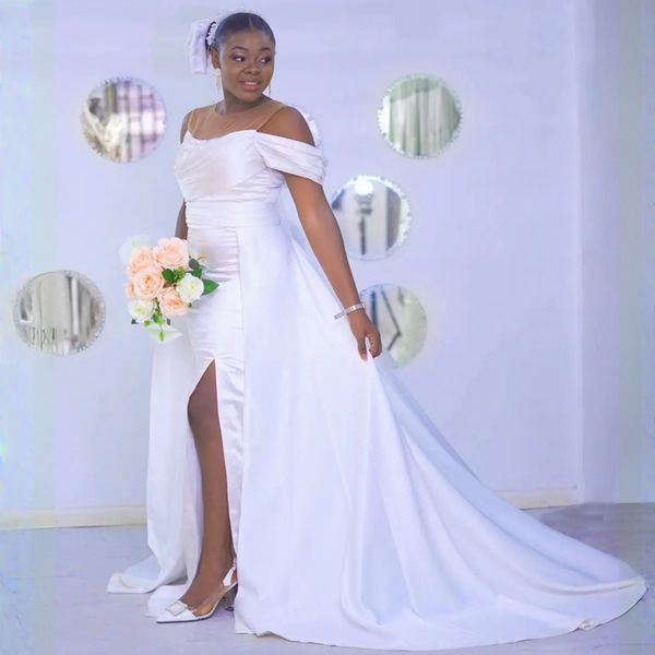 Weiße Brautkleider in Übergröße, schulterfrei, transparenter Ausschnitt, bodenlang, seitlich gespaltene Brautkleider, afrikanisches Kleid im Nigeria-Stil