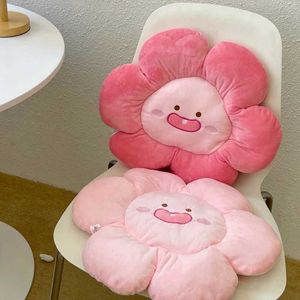 Coussins en peluche inspirant coussin de fleurs roses belles coussins de poupée en peluche.