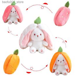 Poupées en peluche 20-45 cm Nouveaux jouets en peluche de lapin aux fraises Kawaii Lapin doux se cachant dans un sac de carottes Poupée en peluche Cadeaux nouveaux pour la décoration de la chambre des enfants Q230913