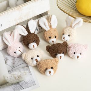 Poupées en peluche 20 PCLOT 5 cm Mini poupée en peluche 3D tête d'animal dessin animé broche accessoires Rabbite ours tête en peluche poupée cheveux vêtements sacs broche 230906