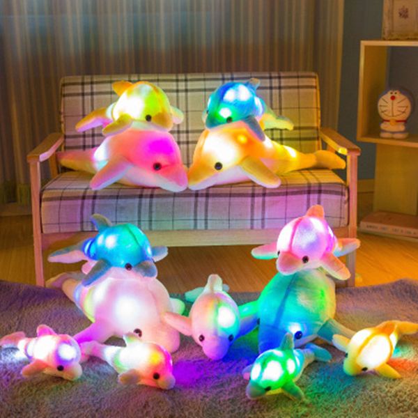 Poupées en peluche 32cm Mignon Créatif Lumineux En Peluche Jouet Dauphin Poupée Glowing LED Lumière Animaux Jouets Coloré Poupée Oreiller Enfants Beau Cadeau 230707