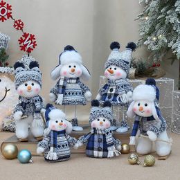 Poupées en peluche Bleu Noël Bonhomme de neige Poupées en peluche Swinging Ski Doll Figurine Jouets Arbre de Noël Ornements Année Cadeau de Noël 231207