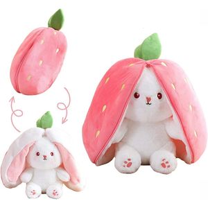 Poupées en peluche poupée créative lapin doux en peluche jouets réversible carotte fraise sac se transformer en lapin peluches oreiller pour enfants fille cadeau 230516