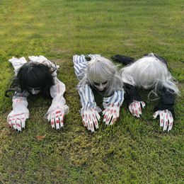 Pluche poppen Halloween Yard Decoratie Elektrische kruipende vrouwelijke spookzombie -pop met horrorgeluid gloeiende ogen Haunted House Party Decor 230823