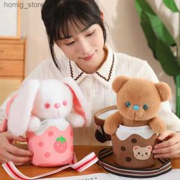 Pluche poppen Nieuwe Strawberry Rabbit Plush Toys Kawaii Bubble Tea Bear Soft Bunny Hide In Bag Gevulde Doll Novel Cadeaus voor kinderen Room Decor Y240415