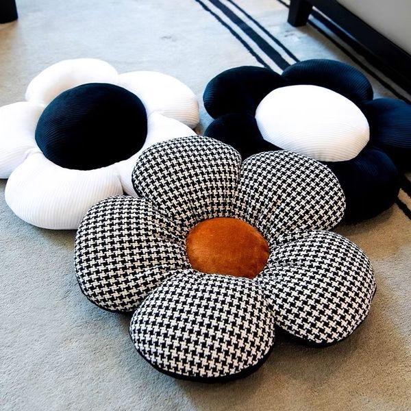 Muñecos de peluche Rellenos Cojín de flores de seis pétalos Decoración de habitación femenina Almohada de girasol Ventana de bahía Ajuste en blanco y negro para niños Dormitorio Almohada de asiento 230807