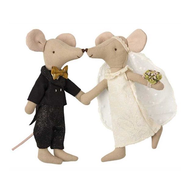 Coupages de souris de mariage en peluche dans une boîte de Noël et des cadeaux du Nouvel An à la main mignon petits garçons et filles avec des poupées de couture en coton dans la boîte cadeau J240410