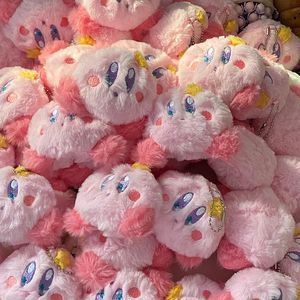 Muñecas de peluche al por mayor Kirby Anime Bolsa de escuela de felpa Pequeño colgante Llavero Relleno de dibujos animados 9 cm Muñeca Pastel de cumpleaños Accesorios decorativos 231118