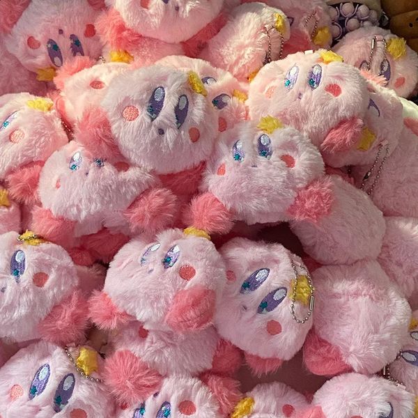 Poupées en peluche vente en gros Kirby Anime sac d'école en peluche petit pendentif porte-clés en peluche dessin animé 9 cm poupée gâteau d'anniversaire accessoires décoratifs 231118